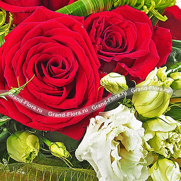 Букет из красных роз и эустом - Изысканность